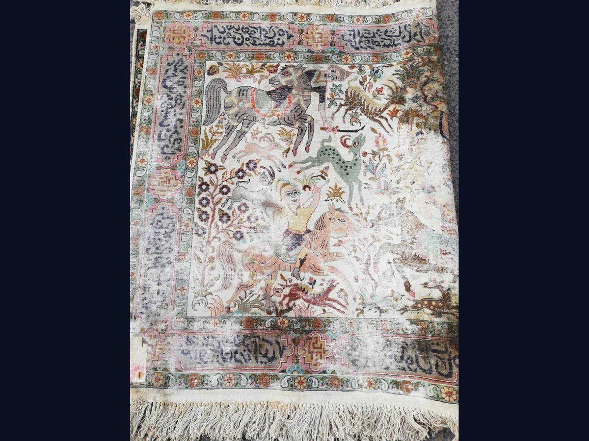 Tapis de chasse en soie — avant intervention