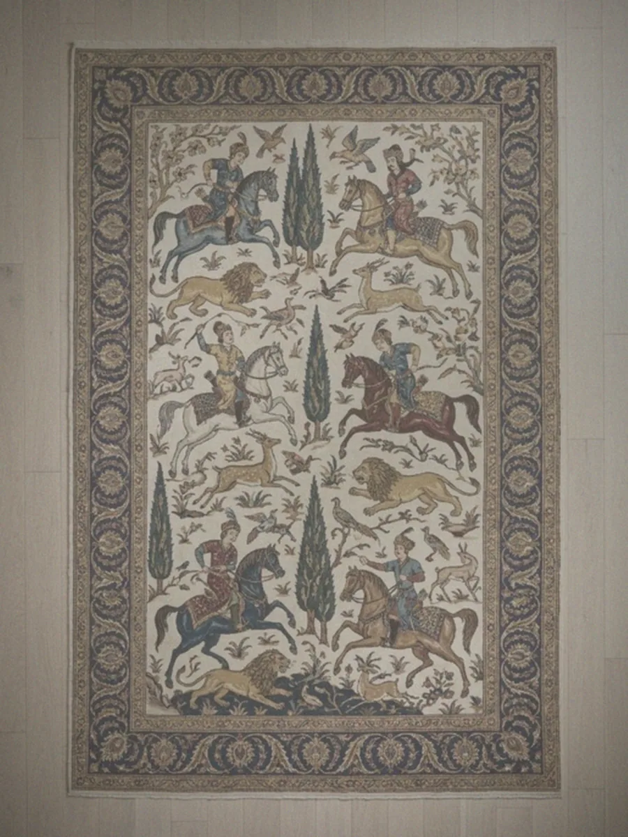 Tapis en soie de Qom aux reflets délicats, fibre à manier avec précaution