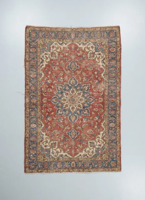 Tapis turc de Kayseri à médaillon central et motifs floraux