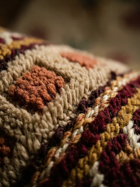 Détail du velours d'un tapis en laine, fibre souple et brillante après entretien