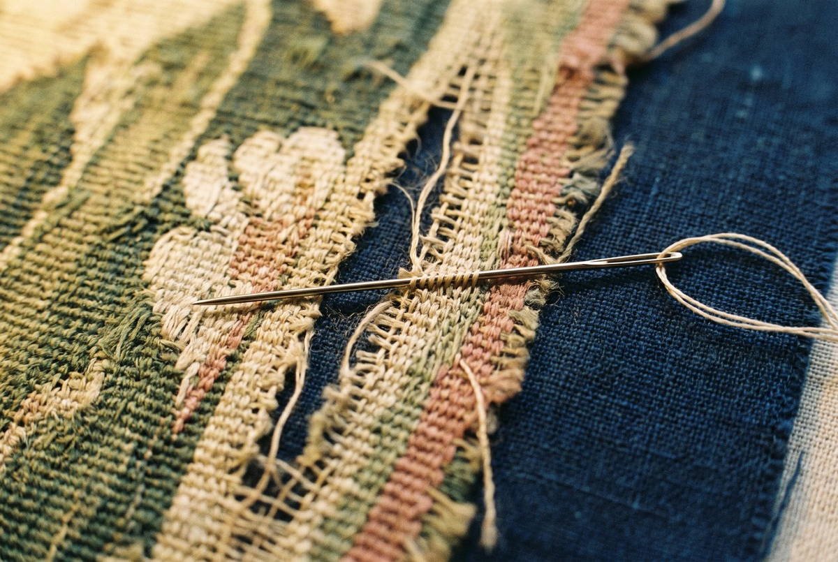 Points de couchure au fil de soie sur une fente de tapisserie