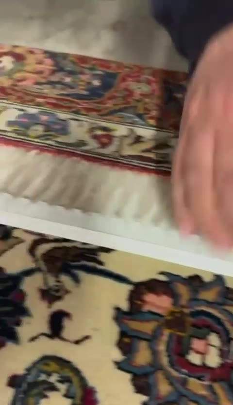 Le peigne aligne la frange après lavage, dans le sens du fil et sur toute la largeur.