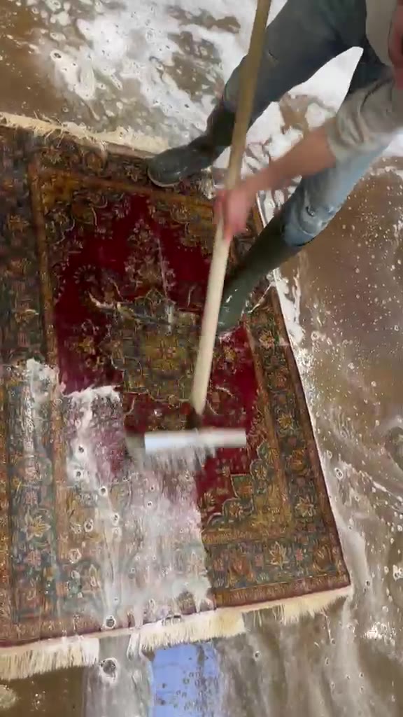 La brosse pousse la mousse devant elle : la couleur qui revient derrière n'est pas ravivée, elle est simplement dégagée.