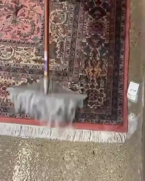 La raclette chasse l'eau de surface avant le séchage : le tapis ne doit pas rester chargé.