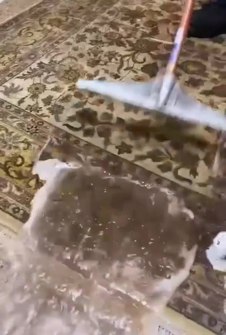 Le rinçage dure tant que l'eau qui sort n'est pas claire : c'est le savon résiduel qui encrasse le plus vite.