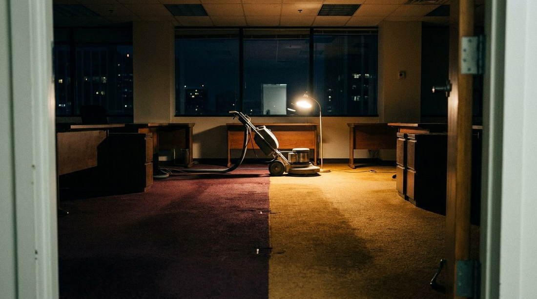 Couloir d'étage : la zone la plus foulée, traitée de nuit.