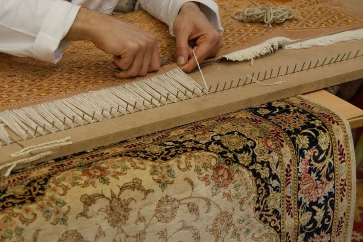 Blanchiment et remise en beauté des franges de tapis anciens : méthodes d’atelier et précautions | L'ART DE LA RESTAURATION