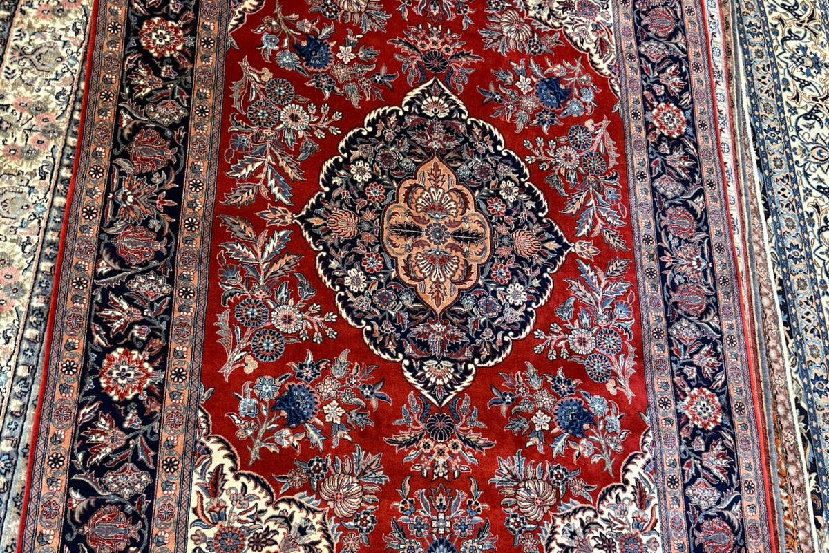 Avant de placer un tapis ancien sous une table ou un canapé : protections recommandées par un restaurateur (L'ART DE LA RESTAURATION)